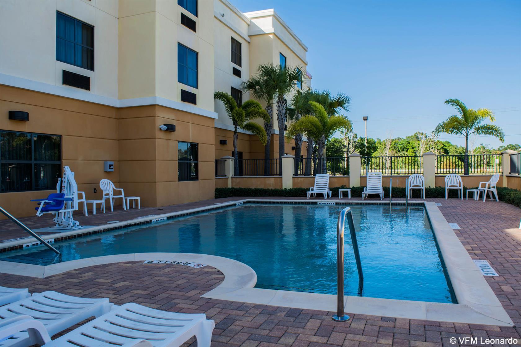 Comfort Suites Vero Beach I-95 Exterior photo