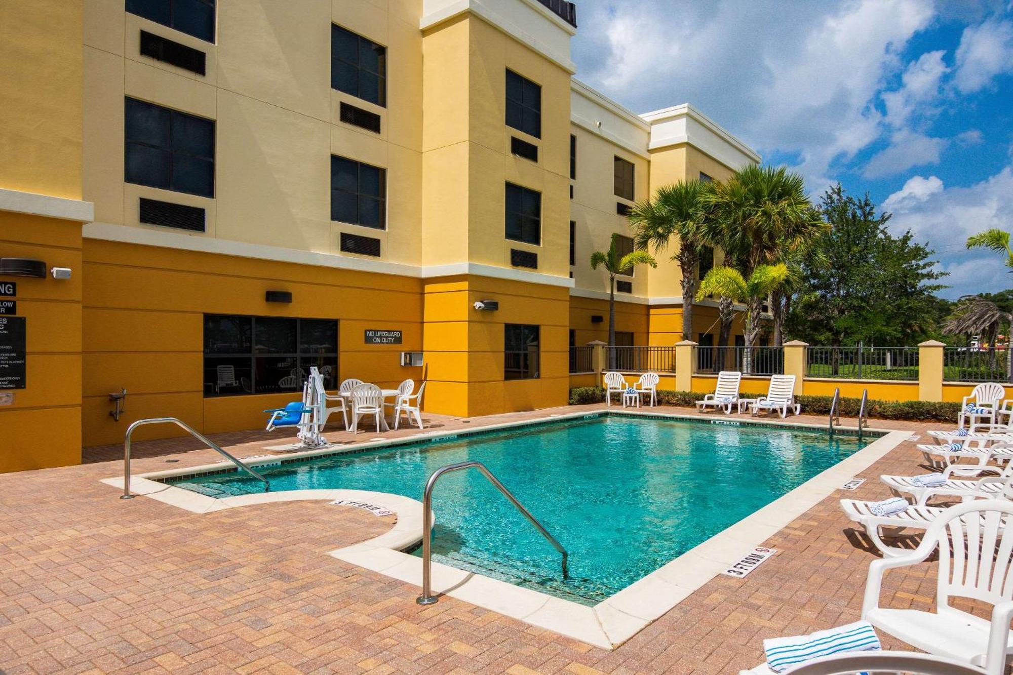 Comfort Suites Vero Beach I-95 Exterior photo